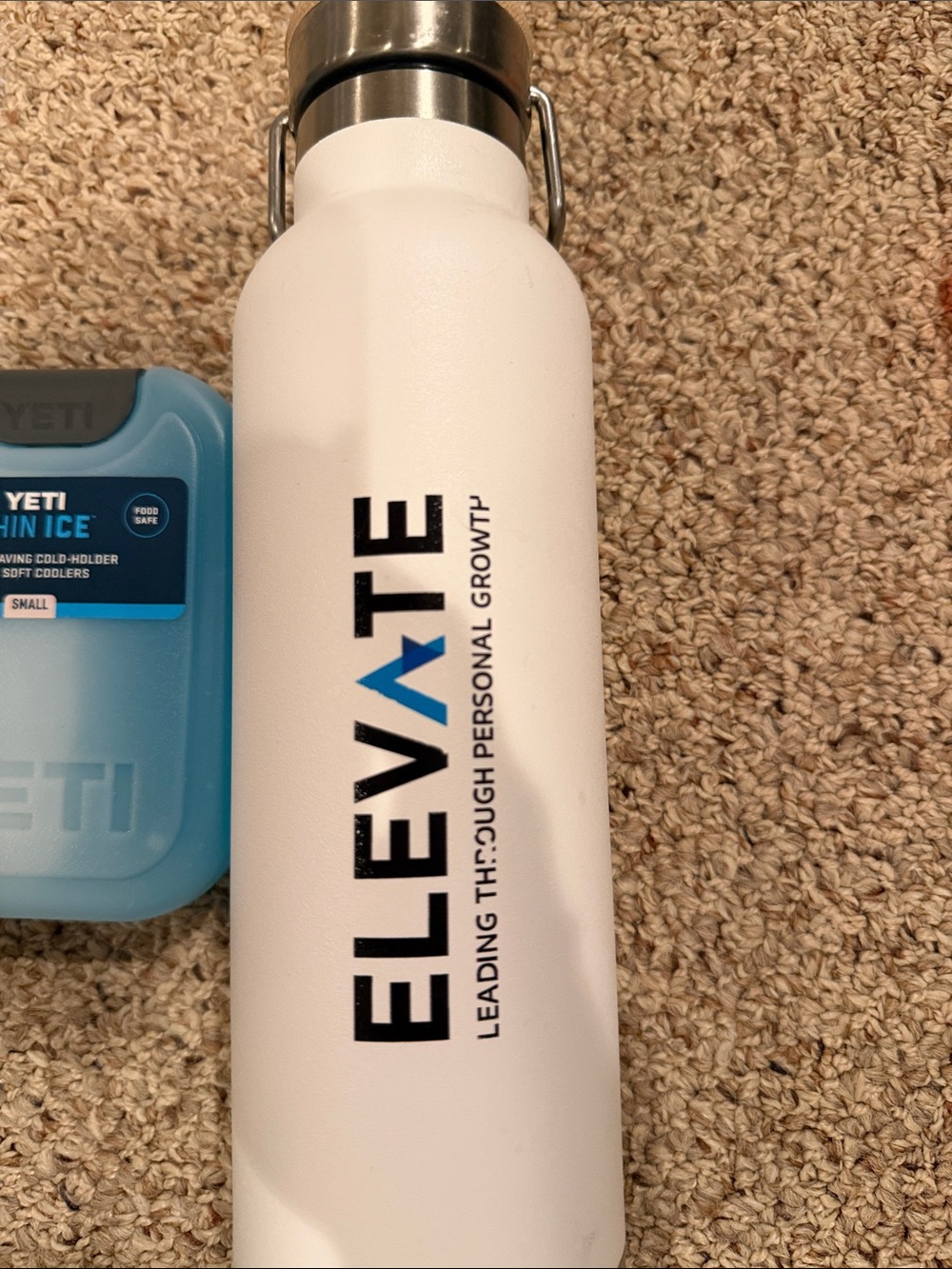 YETI Thin Ice Small Cold-Holder - Elevate water bottle - Picture 3 of 5